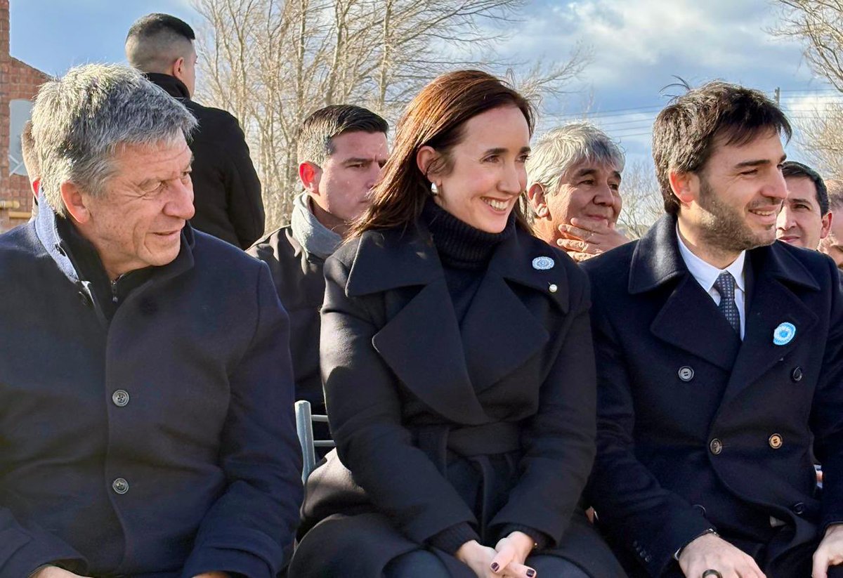 gustamenna's tweet photo. 90° ANIVERSARIO DE RÍO MAYO CON VISITA DE LA VICEPRESIDENTA DE LA NACIÓN 

Junto al gobernador @NachoTorresCH, la vicepresidenta de la Nación @VickyVillarruel, el intendente Gustavo Loyaute, la diputada nacional @AnaClaraRomer, la senadora @EdithTerenzi, intendentes de la mayoría de las localidades de la provincia y la comunidad de Río Mayo, compartimos la celebración por el 90° aniversario de esa querida localidad del sur del Chubut. 

Participamos de reconocimientos a pobladores, de la entrega de aportes económicos para impulsar actividades sociales, deportivas y productivas, y de la firma de convenios que permitirán concretar nuevas obras de infraestructura.

Fue muy emotivo contar con la presencia de la vicepresidenta, escuchar su sentida evocación del tiempo que vivió en Río Mayo durante su niñez, su humildad y cercanía en el trato con los vecinos, su gesto de visitar la vivienda del Regimiento de Infantería 37 en la que vivió con su familia, y sus sentidas palabras al reconocerse “chubutense por elección”.