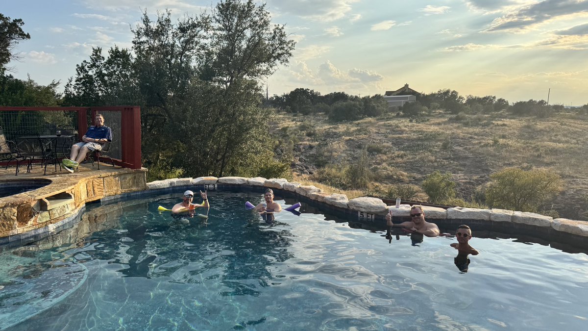 KinsmaniaFFB's tweet photo. Pool time. #kinsmaniadraft25 https://t.co/QPwKnb2lKg