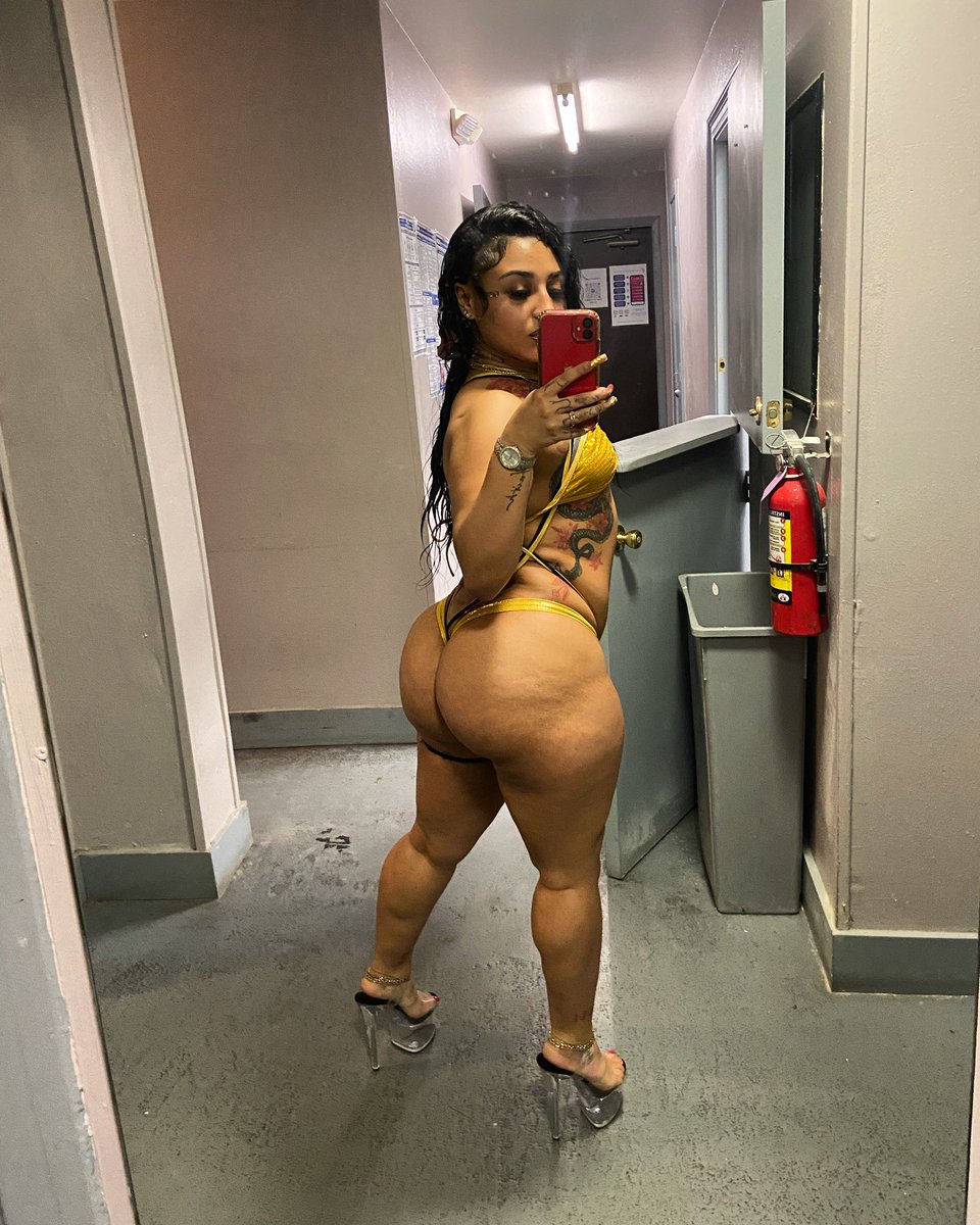cuxotic's tweet photo. I’m back 💋 https://t.co/fiEgOQLlne https://t.co/r7NU4wGtNU
