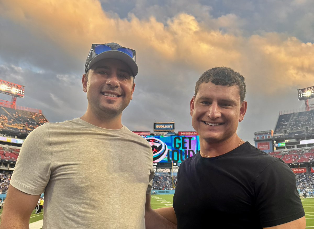 BushnellTom's tweet image. Friday Night Lights in Nashville! 🎸 🤠 

@BobbyBushnell8 @Titans