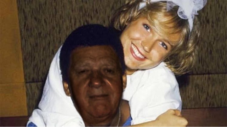 netodojoaquim's tweet photo. @JoaquinTeixeira PF invade a casa do meu avô, recolhe o celular dele e descobre uma foto dele com a Xuxa. Foto feita pelo Wagner moura ! Lamentável a privacidade do meu velho ser exposta dessa forma ! https://t.co/VEOkEH2oza