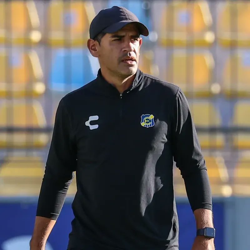 ProfeMacul's tweet photo. El almirante vuelve a casa ⚪️⚫️: Julio Barroso, multicampeon con el cacique y capitan. Seria el apuntado por Tapia para ocupar el puesto dejado por Rubio, hoy trabaja en Everton, pero es probable que vuelva a Macul el 2026. https://t.co/UFOMv8157U