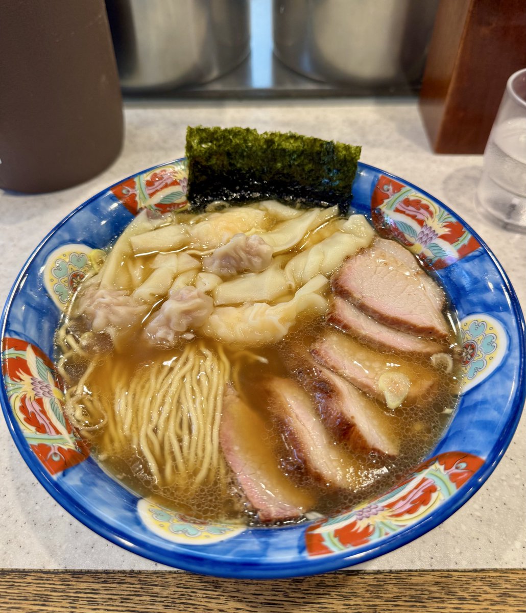 支那そば たんたん亭@杉並区
チャーシューミックスワンタンメン

かづ屋、八雲、きびに始まり、孫弟子まで含めたら有名店数知れず…
見ただけで伝わる圧倒的美味い感💕動物と魚介の濃厚あっさりスープに密度ある肉ワンタンとプリプリ弾けるエビワンタンがとにかく絶品😋