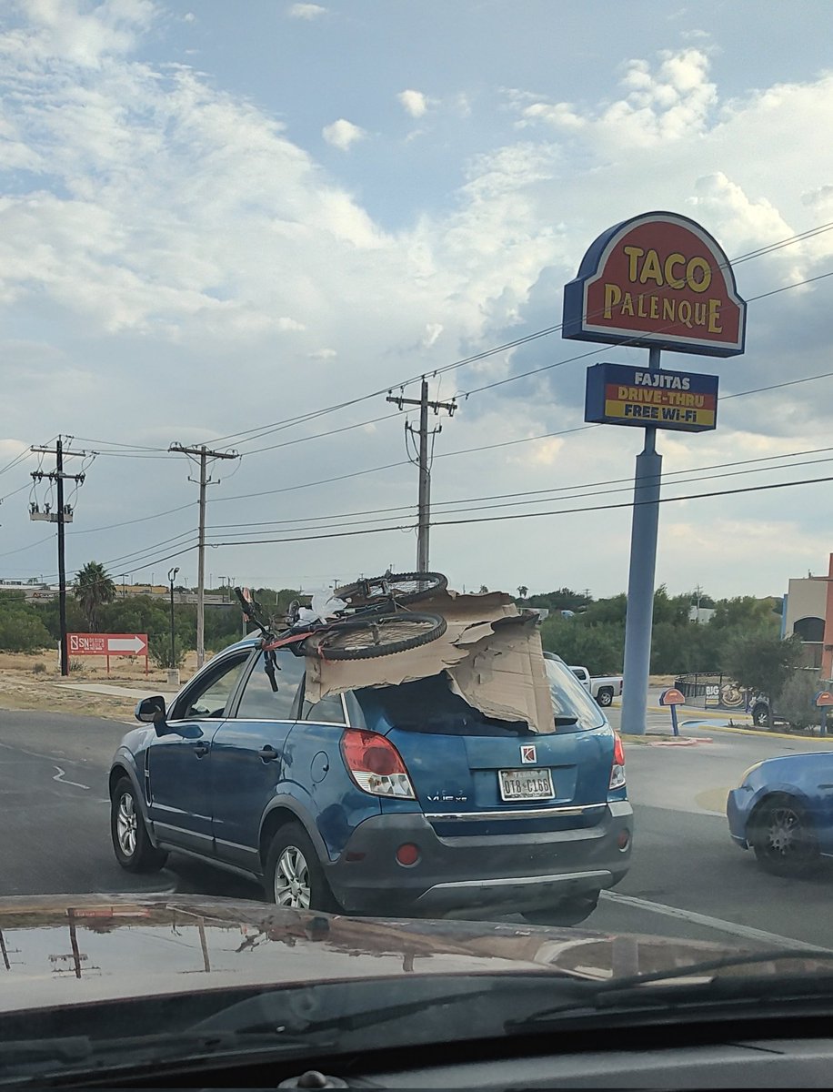 In #Laredo, we don't need no stinking bike rack! Just toss the bici on top of the old mini van y Dale gas!! Time to go cycling on the Sanber bike lane  :)