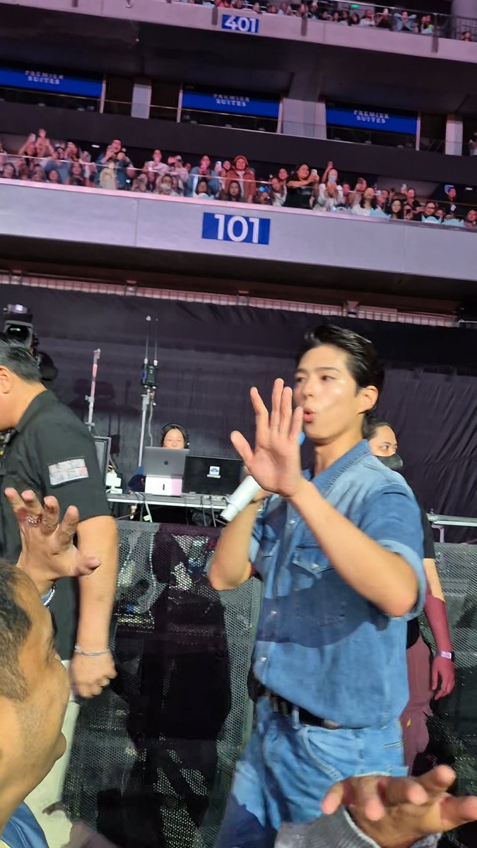 stan73y's tweet photo. I became a Park BoGum fan when I saw a video of him singing this. There is not enough words to describe how I feel after hearing it now, in person. One of my favorite songs of all time, "I Will Be Here", a cover beautifully sung by #PARKBOGUM #박보검 #BEWITHYOU #BewithYoulnManila https://t.co/96SqmIED5L