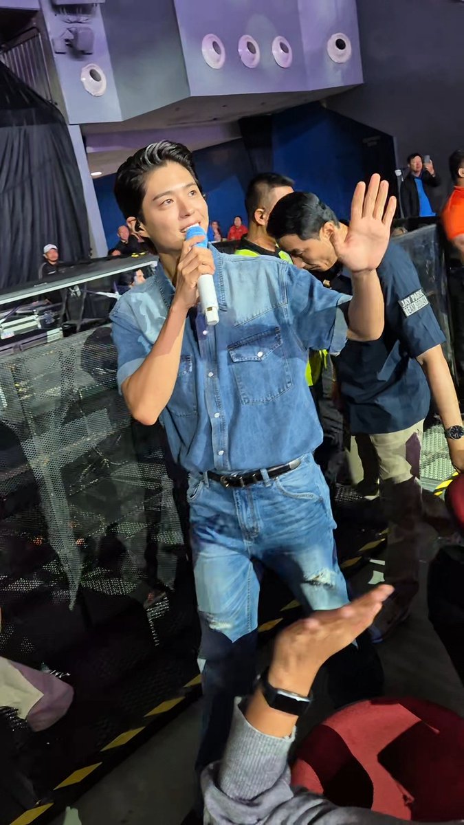 stan73y's tweet photo. I became a Park BoGum fan when I saw a video of him singing this. There is not enough words to describe how I feel after hearing it now, in person. One of my favorite songs of all time, "I Will Be Here", a cover beautifully sung by #PARKBOGUM #박보검 #BEWITHYOU #BewithYoulnManila https://t.co/96SqmIED5L
