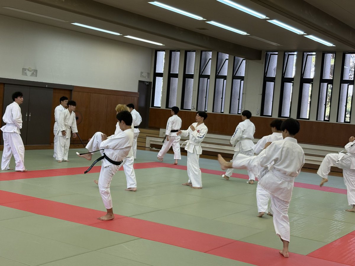 ksuniiken's tweet photo. 夏合宿二日目
昨日は午前に防具練、午後にシャトルランなどのレクリエーション兼トレーニングを行いました🔥
明日は午前、午後ともに防具練のためがんばります💪

#格闘技  #mma  #mixedmartıalarts  #総合格闘技
#キックボクシング  #日本拳法
#京都産業大学  #春から京産 https://t.co/Lm8Mu2G021