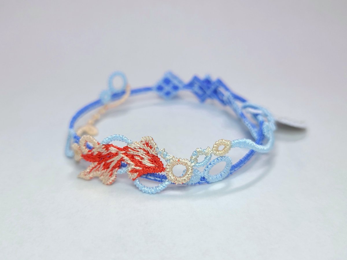 本日より「神むすび雅　金魚」を頒布致します。水を泳ぐ姿が涼しげな金魚をかたどった神むすび（ブレスレット型お守）です。色は1色のみで初穂料は2000円です。奉製数に限りがございますので、無くなり次第頒布終了となります。