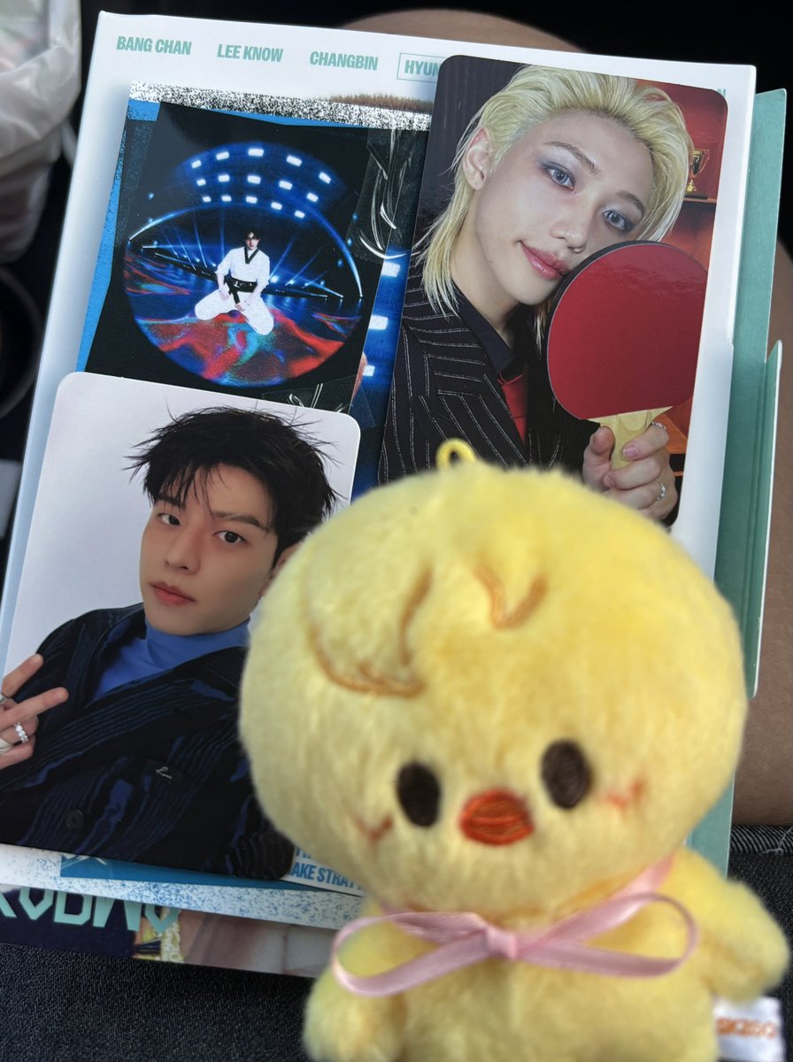 hyunjin accordion ver pulls.. this was the last hyun one they had oh my god😭😭😭