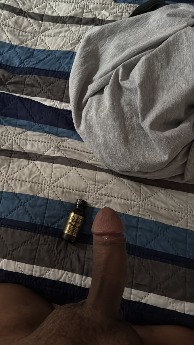 Verga y poppers

¿Qué mejor plan para este finde? 🥵