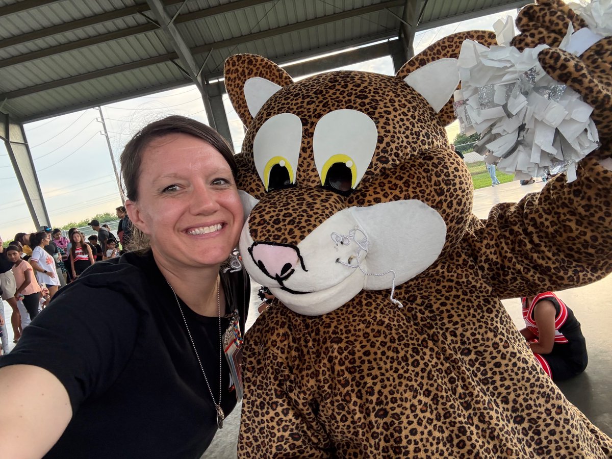 CallieDay1's tweet photo. @MYE_PTO knows how to party… bringing the community together to celebrate the start of another successful school year!  @MYE_Leopards #MYELEAP #BetterTogetherAtMalala #FBISDLevelUp #FBISD https://t.co/0i7eMMc8gs