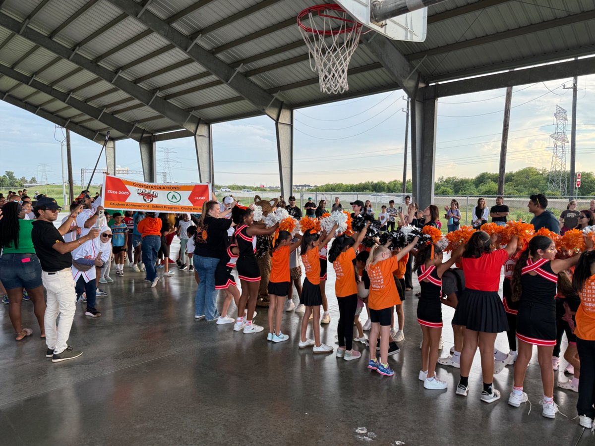CallieDay1's tweet photo. @MYE_PTO knows how to party… bringing the community together to celebrate the start of another successful school year!  @MYE_Leopards #MYELEAP #BetterTogetherAtMalala #FBISDLevelUp #FBISD https://t.co/0i7eMMc8gs