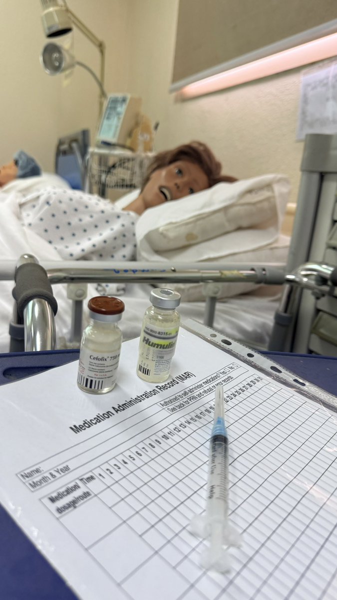 ثريد عن تخصص التمريض💉👨🏻‍⚕️👩🏻‍⚕️💊:

دراسة التمريض تبدأ من أول يوم بخليط غريب من المشاعر: حماس، توتر، خوف، شغف… لأنك داخل مجال حساس، كل خطوة فيه تُبنى على علم، وكل معلومة فيه ممكن يومًا ما تنقذ حياة🫀..