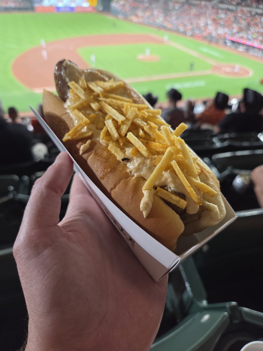 UncleJohnnyC's tweet photo. It's a beautiful night in Baltimore for a Maryland Dog, and some baseball!!! @CheapSeats411 @BaltimoreMeghan https://t.co/BLF2rpB3u8
