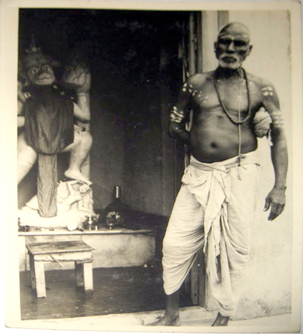 1940 का दृश्य, पर हनुमान भक्ति अनंत—
समय बदला, पर आस्था आज भी अमर है।