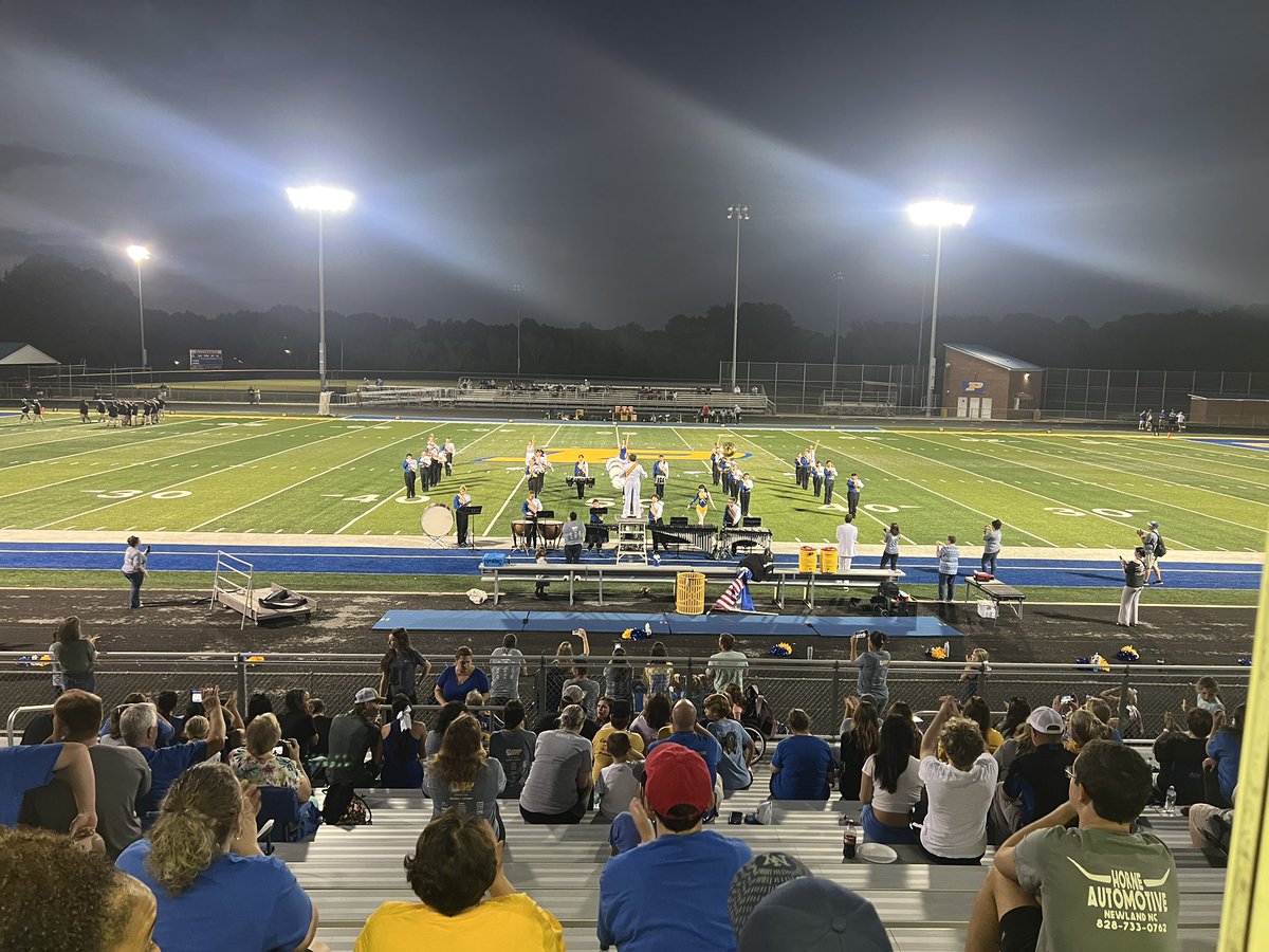 gg20's tweet photo. It’s halftime in #Princeton and the Bulldogs lead the visiting Ayden-Grifton Chargers 28-14. AG to rec to start 2nd half. #hsotscores #919preps #wjgsports https://t.co/Ab2iv0U6WS
