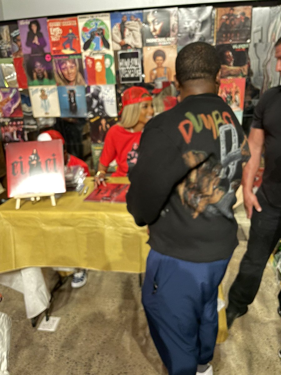 TheFilesWithDUB's tweet photo. Ciara is an AMAZING Person and so is Russell Wilson‼️Shout out to LEGACY VINYLS🚨Just KNOW #WeWorks will ALWAYS have the W‼️#DumboDUB 🗂️ #Legacy #LegacyDumbo https://t.co/VBvKms6F0p