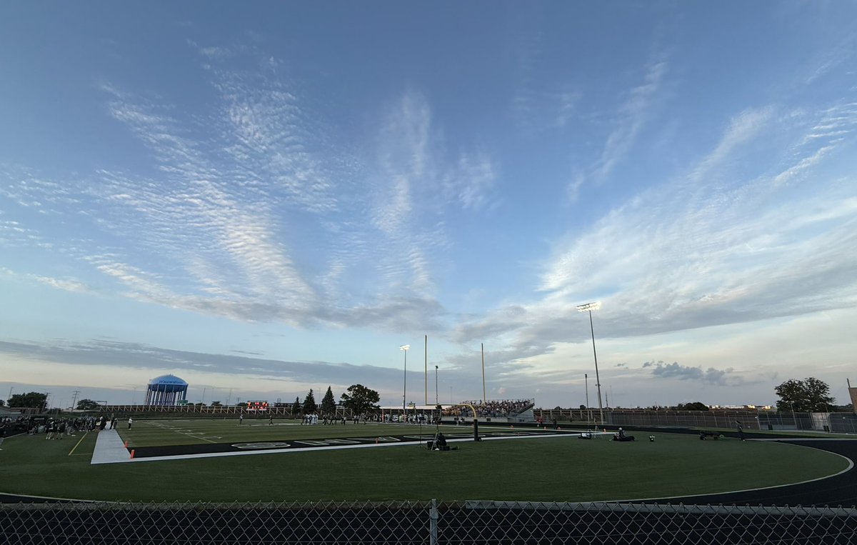 Cool sky shot <a href="/TWTrojans/">Tosa West</a> <a href="/tdubtrojans/">Tosa West Athletics</a> Friday Night Lights. West up 3-0 on KM early.