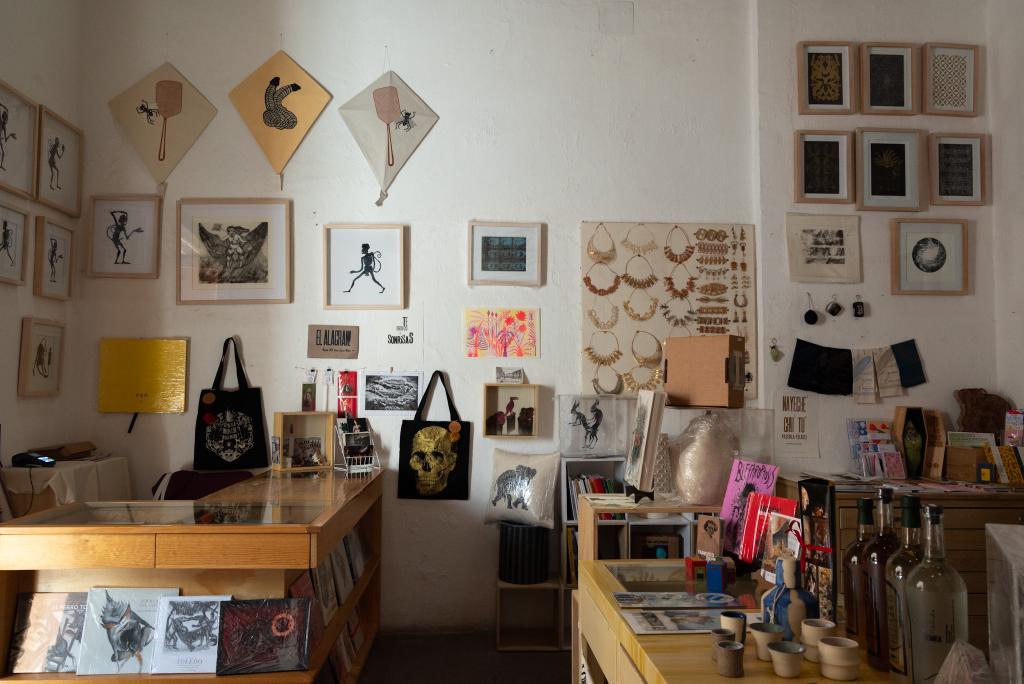 Desde su fundación en 1988 por el maestro Francisco Toledo, el Instituto de Artes Gráficas de Oaxaca se ha consolidado como un espacio de encuentro, preservación y difusión del arte.

La directora general del INBAL, Alejandra de la Paz, junto con el coordinador nacional de Artes