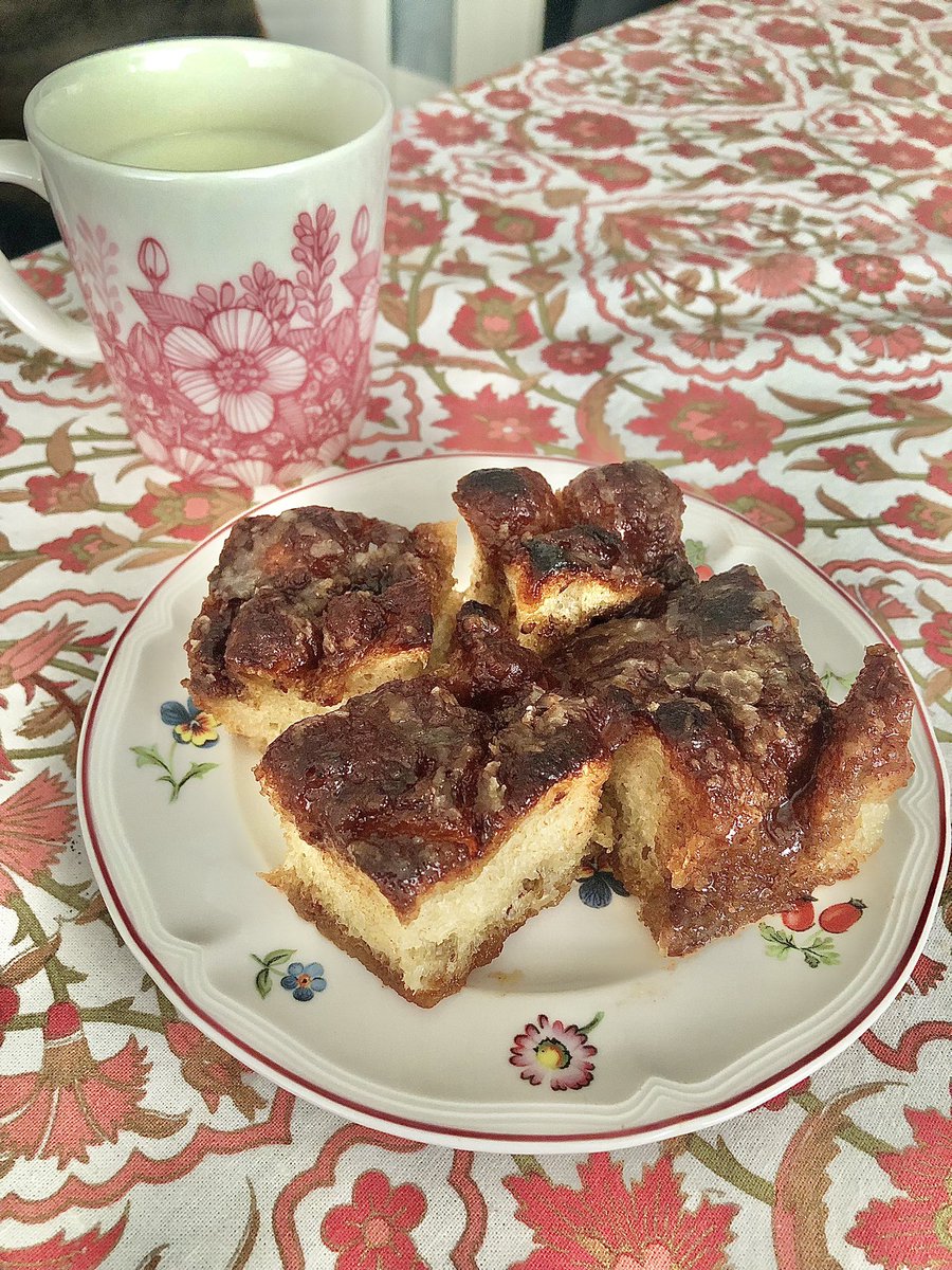 チュロスのシナモンシュガー再利用のバターと砂糖のギトギトシナモンフォカッチャですわ
脳髄に染みる甘さ、バターと砂糖の暴力