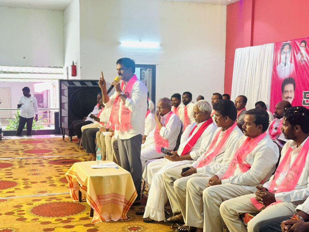 ఈరోజు అచ్చంపేట నియోజకవర్గం ఉప్పునుంతల మండల BRS పార్టీ కార్యకర్తల ఆత్మీయ సమావేశంలో పాల్గొని రాబోయే స్థానిక సంస్థల ఎన్నికల్లో పార్టీ కోసం కష్టపడి పనిచేయాలని దిశానిర్దేశం చేయడం జరిగింది 

<a href="/BRSparty/">BRS Party</a> <a href="/KCRBRSPresident/">KCR</a> <a href="/KTRBRS/">KTR</a> <a href="/BRSHarish/">Harish Rao Thanneeru</a> <a href="/brsmjr/">Marri Janardhan Reddy</a>