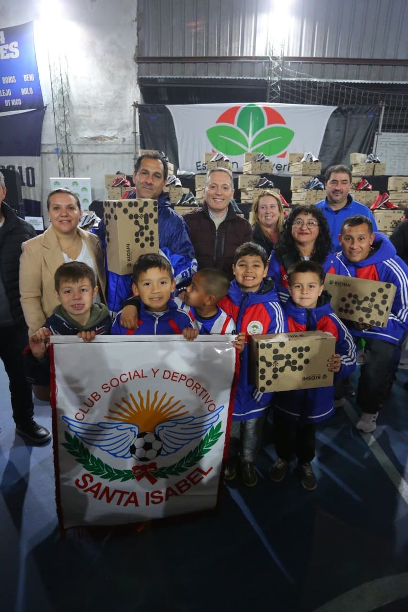 El intendente de Esteban Echeverría, Fernando Gray, entregó junto a Magui Gray 5.000 pares de botines a los 55 clubes locales. + Info y tel p/notas MARIAPRESS.COM <a href="/MunicipioEE/">Esteban Echeverría</a> <a href="/fernandogray/">Fernando Gray</a>