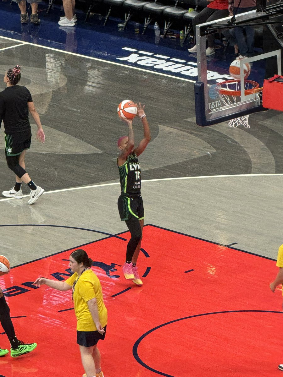 super sculptor Amy K Hucks tweet media