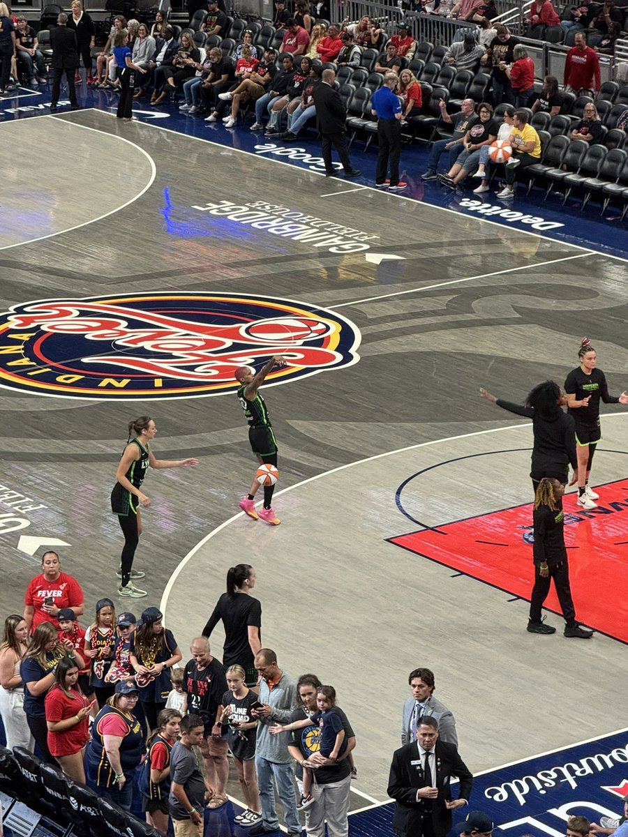 super sculptor Amy K Hucks tweet media