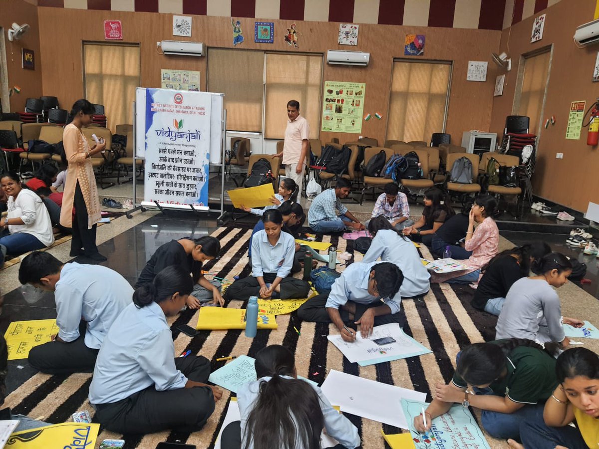 DietBhola's tweet image. #VidyanjaliUtsavDelhi @DietBhola with #PosterMaking Activity to  help #D.El.Ed. student teachers understand the programme in depth.

@DrAnilTeotia2 encouraged 100% participation.
#5YearsofNEP202
#ViksitBharat
#JoinVidyanjali
#SamagraShikshaDelhi
#ABSS2025
#Vidyanjali