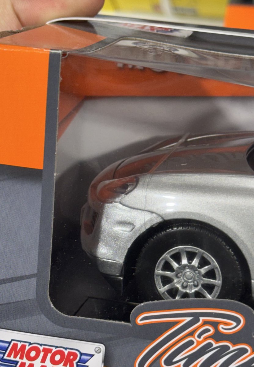 Miren que linda Cayenne verifiqué hoy, estaba a punto de aprobarla para unirse a mi colección pero noté la repintada con témpera que le hicieron en la trompa y la tuve que rebotar…

Que va a ser…