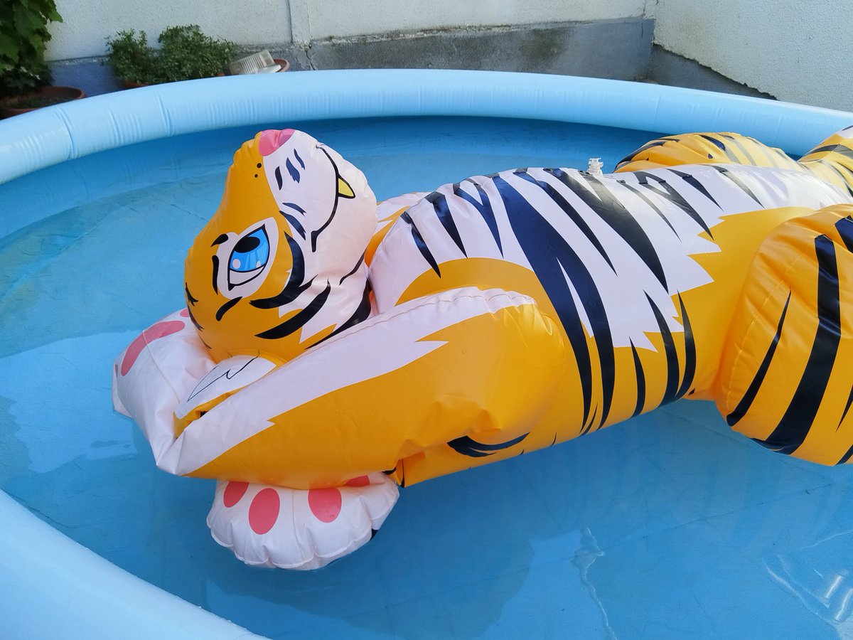 UltimativeCraft's tweet photo. IDK how, but this IW tiger is super charismatic! It doesnt matter that he #inflatable so I won't bother him) https://t.co/tbUcbFxyBE