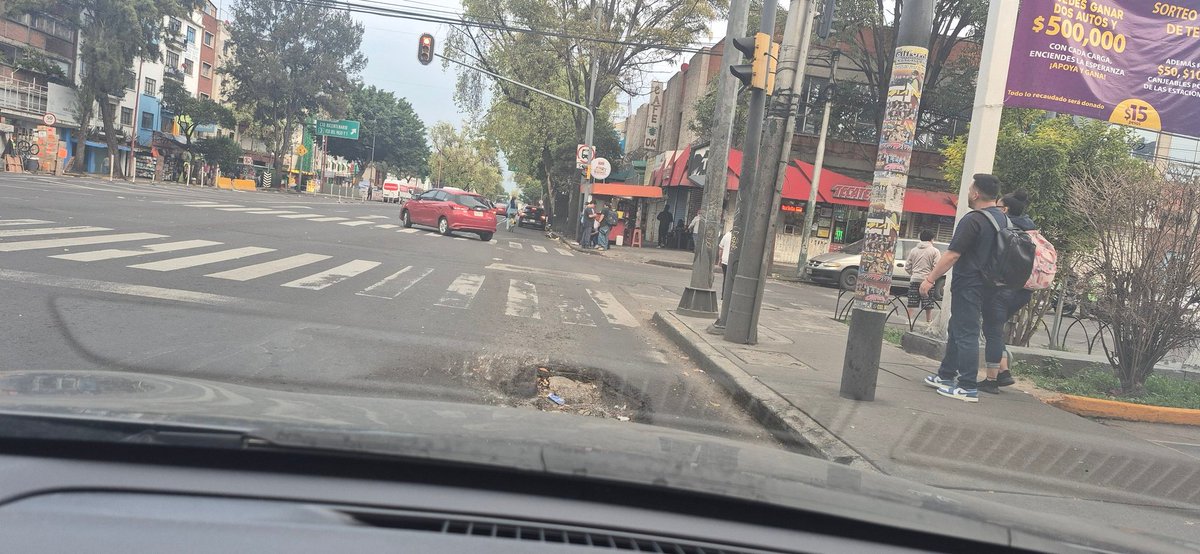 LyndaLyc's tweet photo. URGENTE ⚠️REPORTAR UN MEGA HOYO @SOBSECDMX @GobCDMX calle Francisco Javier Clavijero esq. Fray Servando @AlcCuauhtemocMx @telediario 🚫 https://t.co/pgjTadLHdR