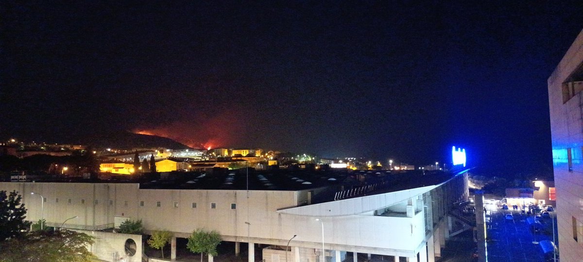 rigonunez1983's tweet photo. @adriroman__ @WildlandFirefig @PLANINFOEX @Batallont15 @PacoCastanares Así se ve desde el Carrefour de Plasencia, ahora https://t.co/FheX0mixXl