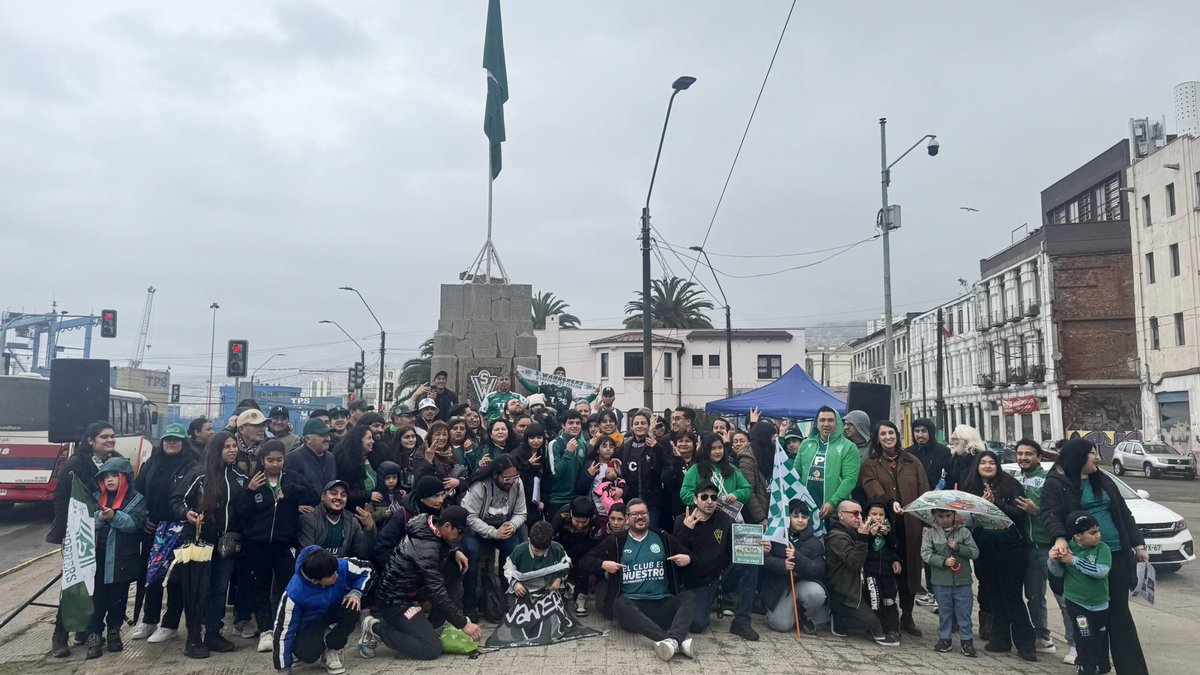 La bandera de Santiago Wanderers de Valparaíso vuelve a flamear en la Plaza Wheelwright 🇳🇬

Gracias a la gestión de <a href="/MunicipioValpo/">Muni Valparaíso</a> y <a href="/camilanietoh/">Camila Nieto</a> por este significativo hito de wanderinidad 💚🫂.