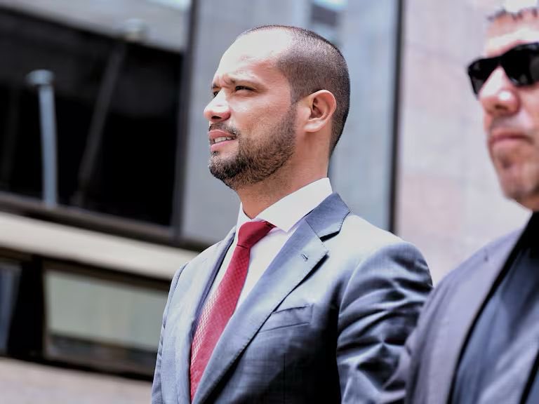 #ATENCIÓN| Condenan al exabogado del expresidente Álvaro Uribe, Diego Cadena (<a href="/DiegoCadenaLaw/">Diego Cadena</a>) por soborno en la actuación penal. 

En primera instancia, el Juez 3 de Conocimiento lo halló culpable de “presionar” a Juan Guillermo Monsalve para que se retractara de su testimonio