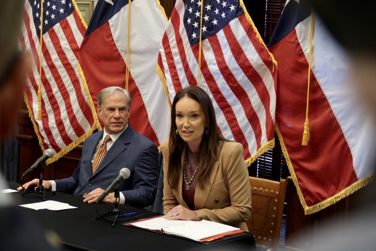 SecRollins's tweet photo. I’m in Texas today as we continue to aggressively address the serious New World Screwworm threat endangering our American livestock industry and our nation’s national security. 

@USDA is announcing a historic investment to STOP screwworm in its tracks — with 5 pillars of action:

1️⃣ Innovate to Eradicate – Investment in new tech, traps & treatments
2️⃣ Build Domestic Production – U.S. sterile fly facility producing 300M flies/week at the front lines in Texas no longer relying solely on Panama and MX 
3️⃣ Border Defense – More Tick Riders, detector dogs, & wildlife patrols to SECURE OUR BORDER 
4️⃣ Partner w/ Mexico – Contain the pest before it reaches our border by enhancing collaboration 
5️⃣ Work with our Partners in federal, state, and private sector - Educate Consumers & Protect the U.S. food supply chain

Thank you, @GregAbbott_TX, for Texas’ partnership as we put an end to NWS & save our American livestock. 🇺🇸🐄