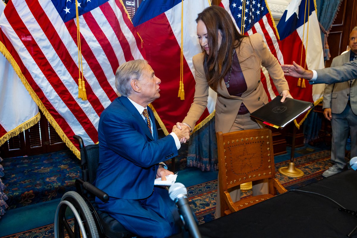 SecRollins's tweet photo. I’m in Texas today as we continue to aggressively address the serious New World Screwworm threat endangering our American livestock industry and our nation’s national security. 

@USDA is announcing a historic investment to STOP screwworm in its tracks — with 5 pillars of action:

1️⃣ Innovate to Eradicate – Investment in new tech, traps & treatments
2️⃣ Build Domestic Production – U.S. sterile fly facility producing 300M flies/week at the front lines in Texas no longer relying solely on Panama and MX 
3️⃣ Border Defense – More Tick Riders, detector dogs, & wildlife patrols to SECURE OUR BORDER 
4️⃣ Partner w/ Mexico – Contain the pest before it reaches our border by enhancing collaboration 
5️⃣ Work with our Partners in federal, state, and private sector - Educate Consumers & Protect the U.S. food supply chain

Thank you, @GregAbbott_TX, for Texas’ partnership as we put an end to NWS & save our American livestock. 🇺🇸🐄