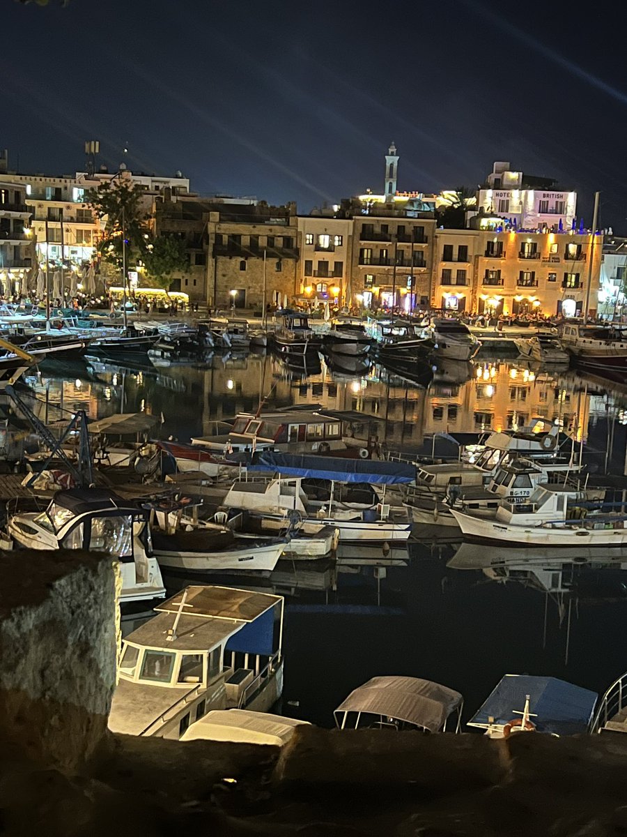 İsraf etmeyin yaşamı,zamanı,sevgiyi, saygıyı ve en çokta iyi niyeti…💫
#geceyebirsöz