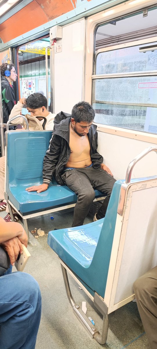Gabiz2903's tweet photo. @MetroCDMX en el vagón N.1187 dirección Buenavista se encuentra una persona en estado de ebriedad https://t.co/xZKQvLmKC8