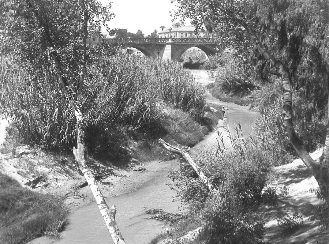 Si en Murcia podemos presumir de puente, se presume.
Y es su cumpleaños, además. 
#PuenteViejoMurcia