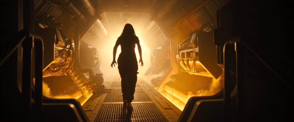 JackOCine's tweet image. Train fantôme lancé à toute allure, ses wagons plein à craquer de références au reste de la saga, #AlienRomulus mise sur une introduction redoutable et une mise en scène retorse. Un opus plus immersif que terrifiant, terriblement bien cadré. Le film sortait il y a un an.