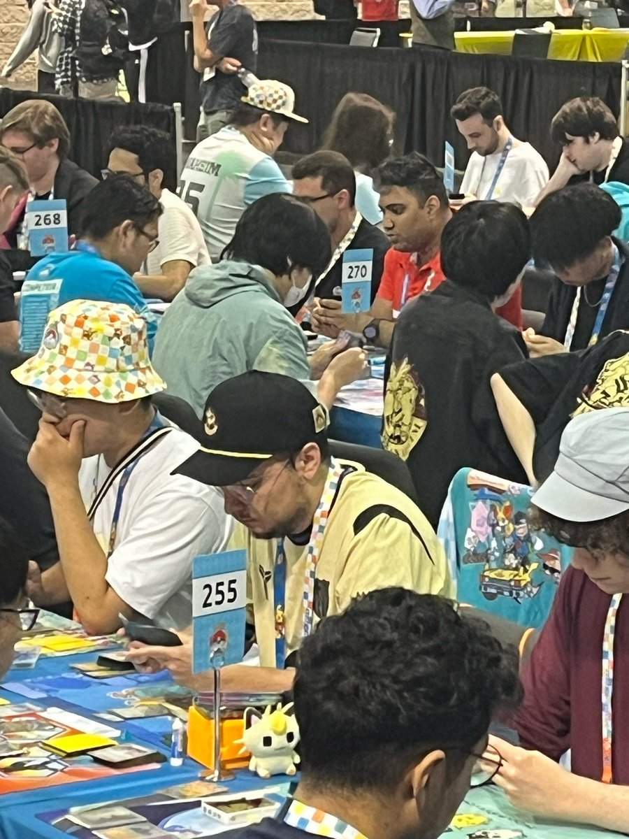 Hoy se esta disputando el ansiado Mundial 2025 en Anaheim, LA

Mucho animo a <a href="/elrasTCG/">Raúl Santander</a>  y el resto de jugadores españoles compitiendo.

Dejamos algunas fotos de las primeras rondas

Podeis seguir el torneo en el canal de <a href="/gergon/">Gerardo G</a>  youtube.com/live/S-0WrUuJI…

pokedata.ovh/standings/0000…