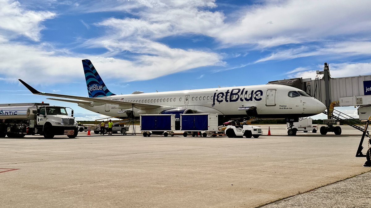 Besties, beaches, and one last hurrah—summer’s not over yet. #FridayFlyDay