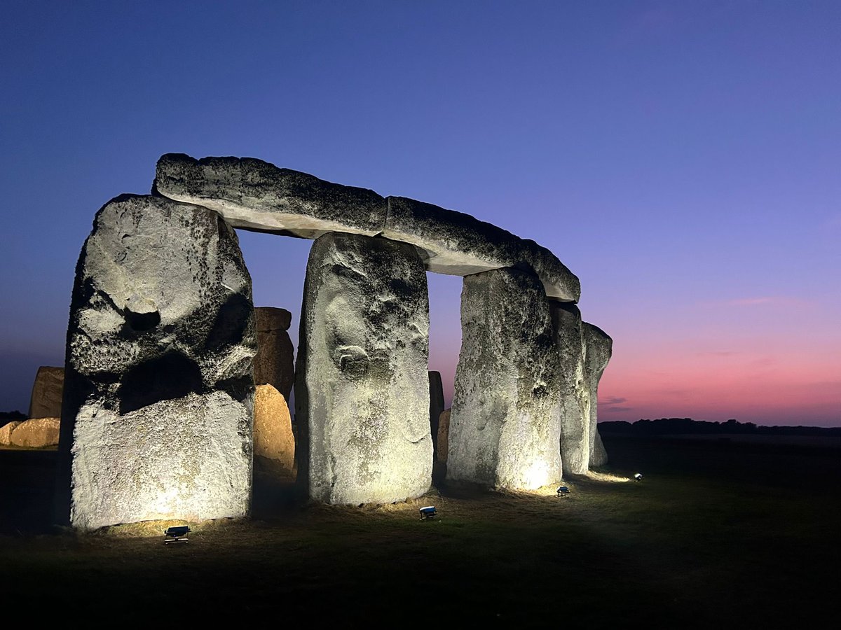 ST0NEHENGE's tweet image. To mark the 80th anniversary of VJ Day @EnglishHeritage are lighting up a number of sites across England including Stonehenge