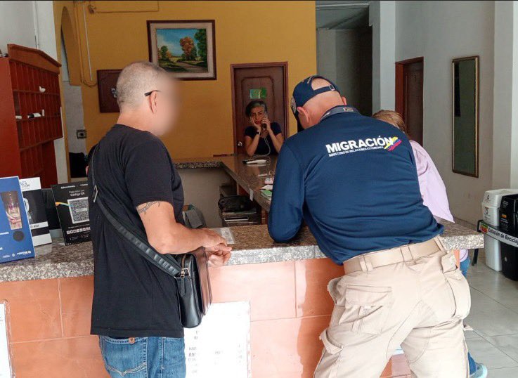 Migración Colombia (@migracioncol) on Twitter photo #Cali | <a href="/MigracionCol/">Migración Colombia</a> aplica medida de expulsión a un ciudadano mexicano que registraba anotaciones delictivas internacionales. El individuo fue detectado por nuestros oficiales en un hotel de la capital vallecaucana, gracias a una alerta en la plataforma #SIRE. #Cali | <a href="/MigracionCol/">Migración Colombia</a> aplica medida de expulsión a un ciudadano mexicano que registraba anotaciones delictivas internacionales. El individuo fue detectado por nuestros oficiales en un hotel de la capital vallecaucana, gracias a una alerta en la plataforma #SIRE.