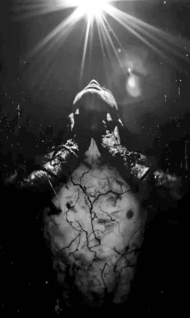 اب دل میں پُھول نہیں کِھلتے،
یہاں صِرف زخموں کی جڑیں پھیلی ہیں...

#قومی_زبان