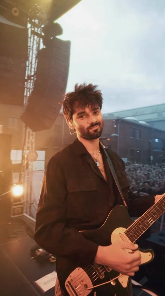 how can this man be so beautiful