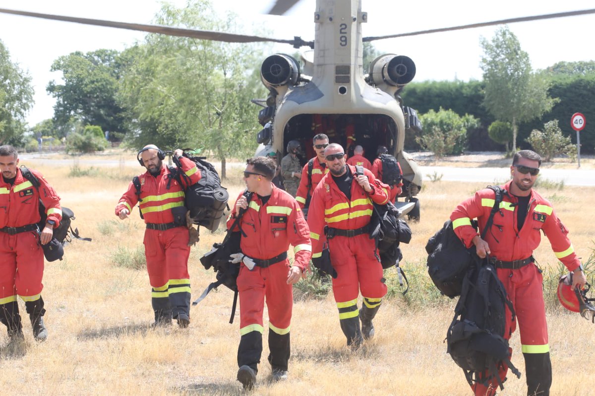 UMEgob's tweet photo. #JuntosSomosMásFuertes
Esta tarde se ha incoporado a zona de operaciones el personal de la Unidad de Intervención de la #UME #Canarias en un 🚁Chinook del @EjercitoTierra y ya se encuentran trabajando en el #IFAMezquita.

#Compromiso #Servicio #Humildad https://t.co/H7zxPAxoXD
