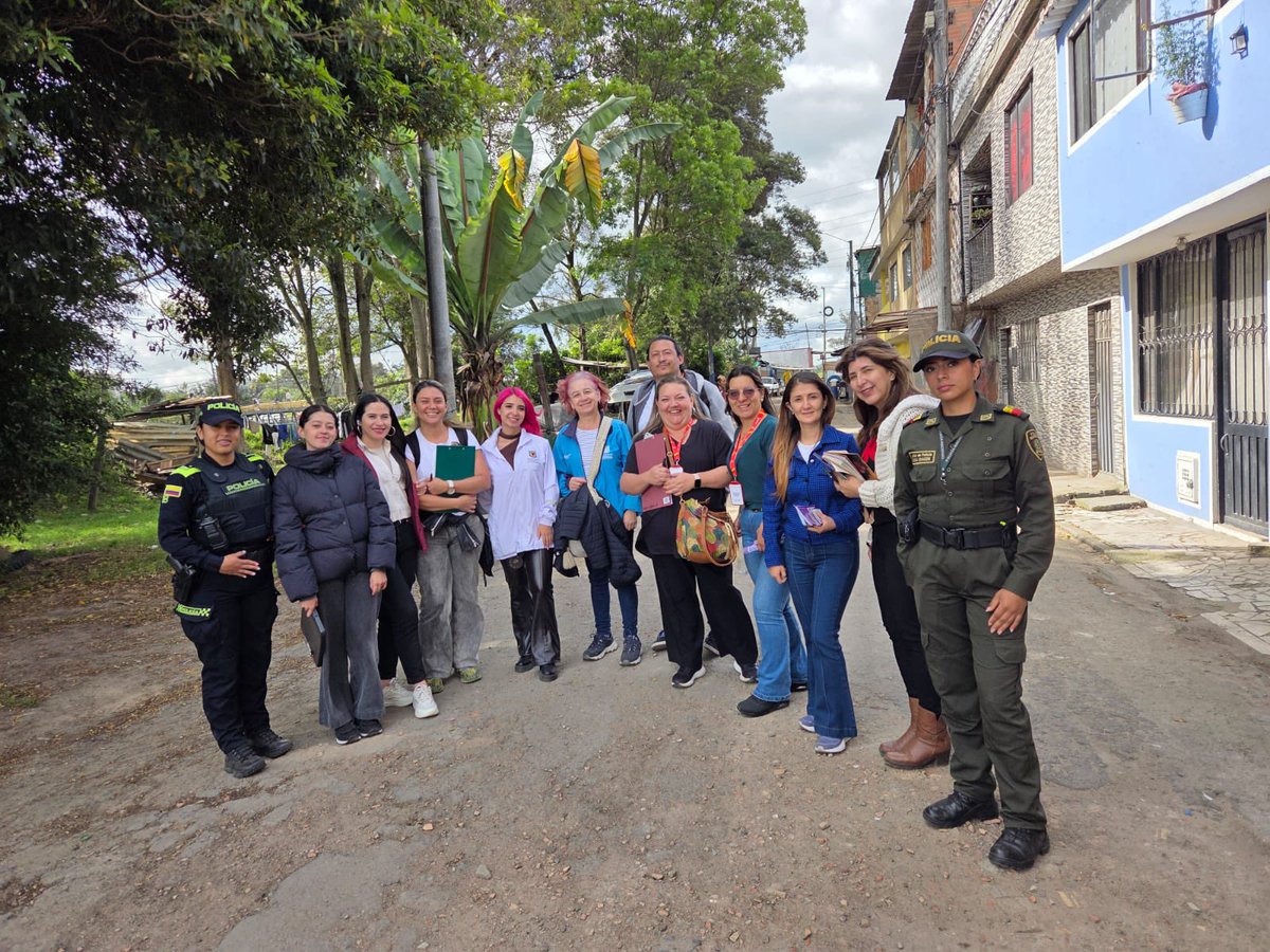 SubLGBTI's tweet image. Recorrido en el barrio Chircal, localidad de Fontibón, para identificar problemáticas de la ciudadanía, en una articulación física y digital entre diferentes entidades de Bogotá,trabajando juntas para fortalecer la seguridad, la convivencia y el bienestar comunitario. #AquíSíPasa