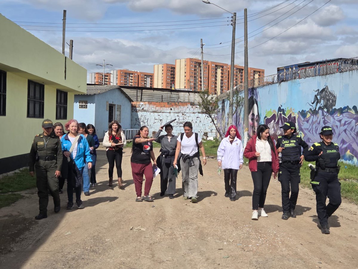 SubLGBTI's tweet image. Recorrido en el barrio Chircal, localidad de Fontibón, para identificar problemáticas de la ciudadanía, en una articulación física y digital entre diferentes entidades de Bogotá,trabajando juntas para fortalecer la seguridad, la convivencia y el bienestar comunitario. #AquíSíPasa